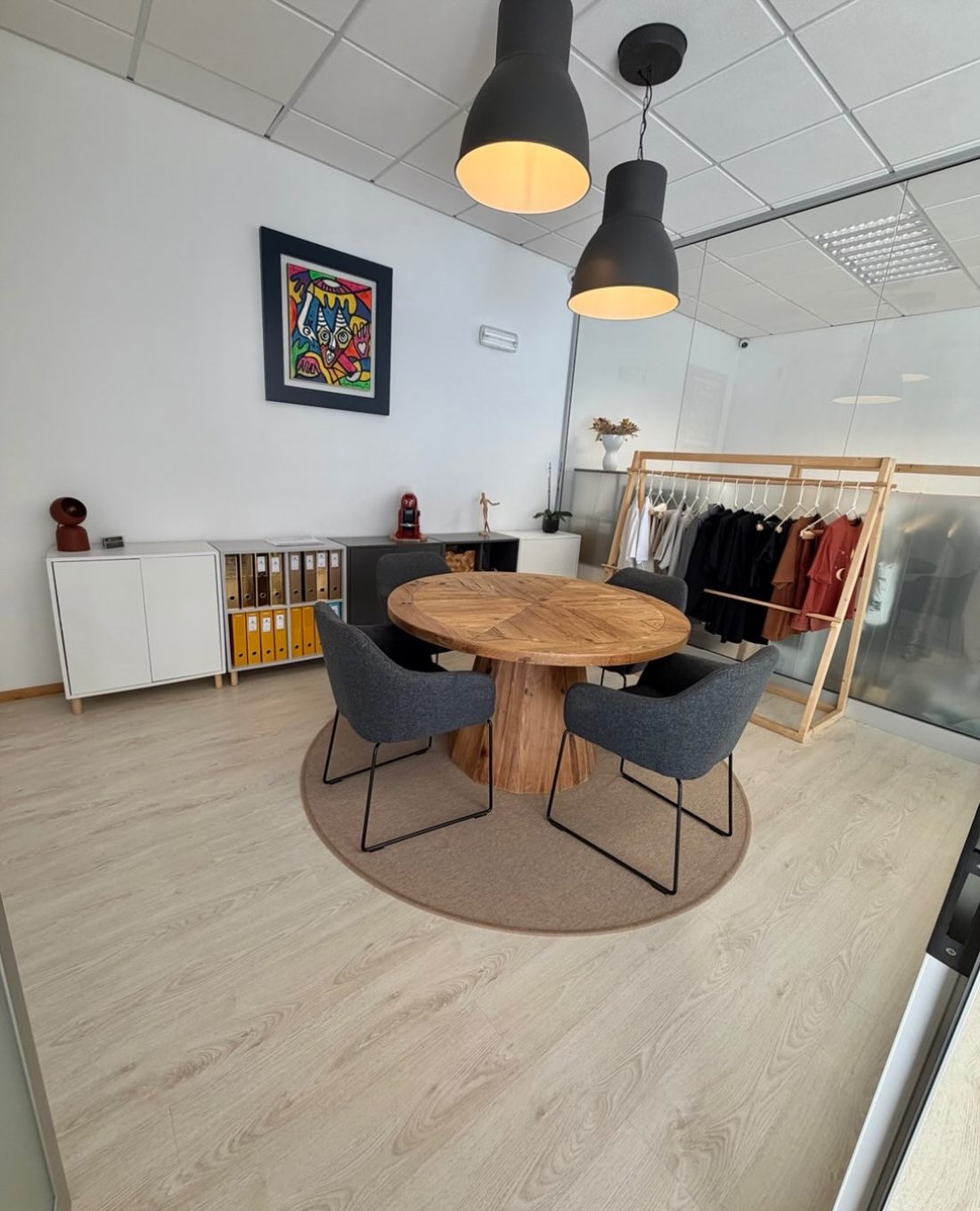 Sala de reuniões com arara de peças